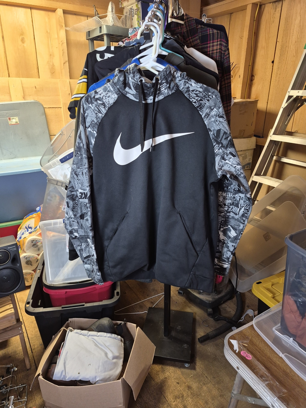 Nike Men’s Black Hoodie with Grey Graphic Sleeves Bin 48